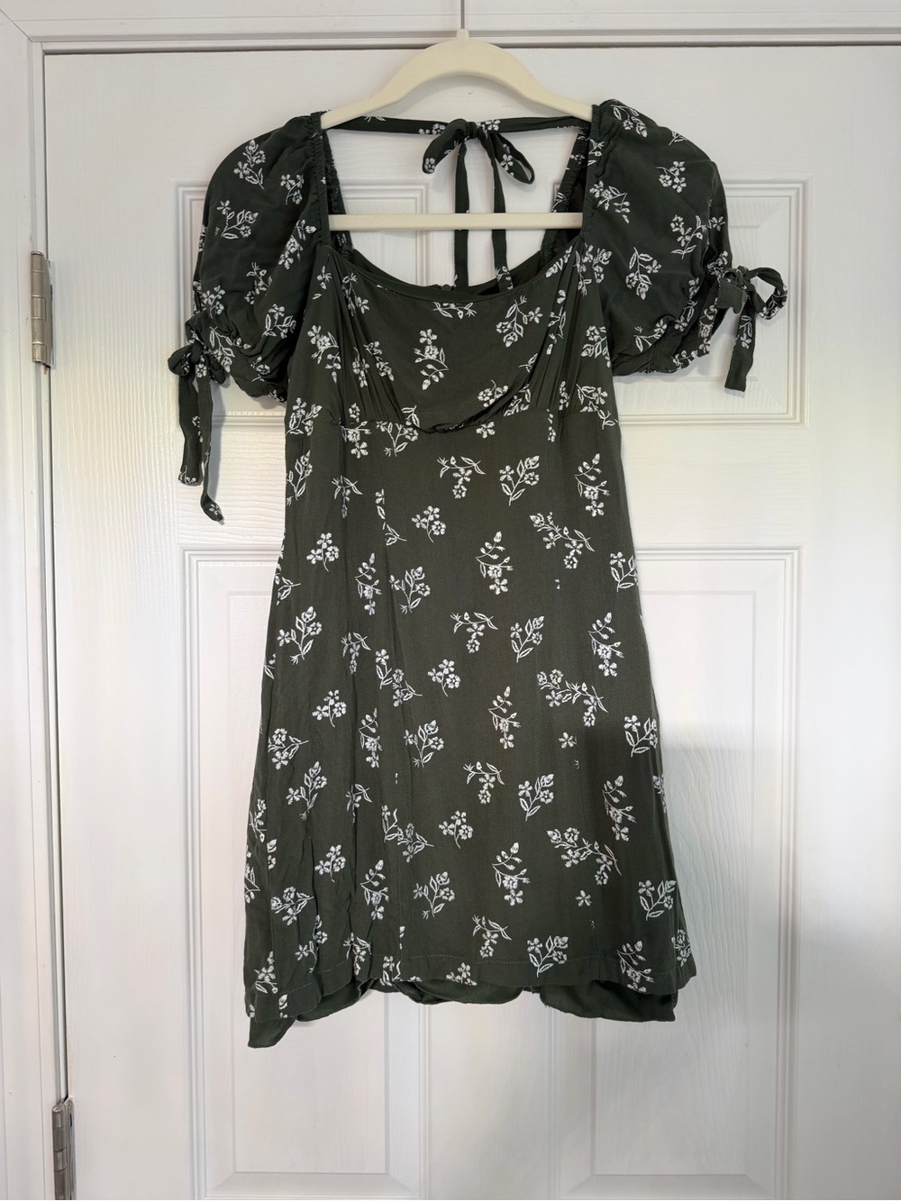Francesca’s Mi Ami XS Women's Olive Green Floral Puff-Sleeve Dress